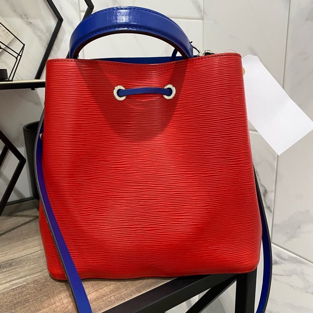 LOUIS VUITTON 2018 Epi NéoNoé MM Est. Retail $2,390.00 - Picture 8 of 11